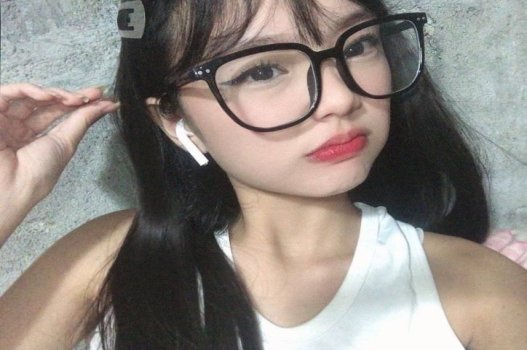 Dâm đãng và quyến rũ khi mặc kính cận